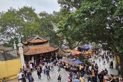 Người dân ùn ùn tới Đền Bà Chúa Kho 'vay vốn làm ăn' dịp đầu năm