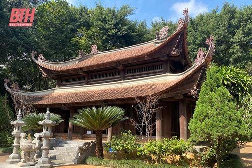 Du xuân lên thăm đền Tép