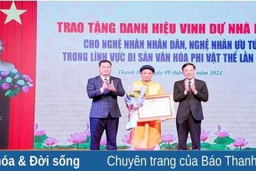 Người say mê gìn giữ, truyền dạy chầu văn