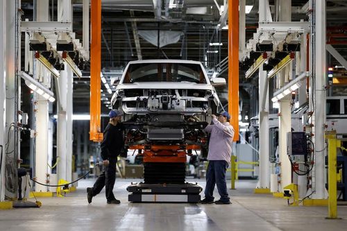 Các nhà sản xuất ô tô Detroit 'vung tiền' mua lại cổ phiếu của chính mình