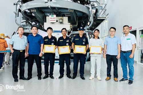 Khen thưởng 4 cá nhân trả lại của rơi cho khách tại khu du lịch núi Chứa Chan