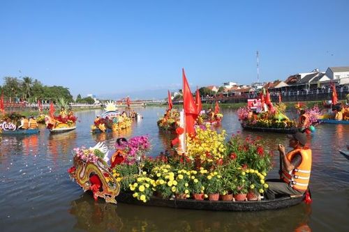 Rộn ràng lễ hội thuyền hoa và đua thuyền sông Dinh
