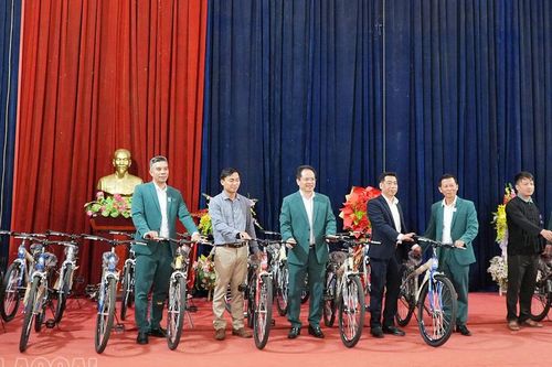 Sở Du lịch tỉnh tặng 30 chiếc xe đạp cho xã Nghĩa Đô để phục vụ phát triển du lịch