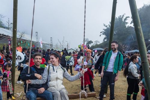 Du khách nước ngoài thích thú tham gia Lễ hội Gầu tào dân tộc Mông
