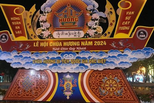 Nam thiên đệ nhất động đón mưa xuân vào mùa trẩy hội