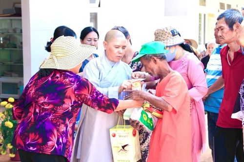 Chùa Tân Minh (Bình Phước) trao quà 'Xuân Từ bi' tại Trung tâm Bảo trợ xã hội