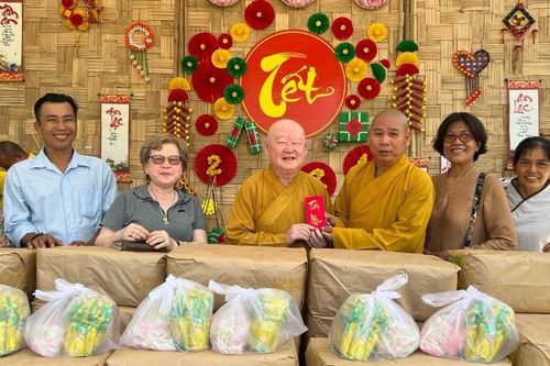 Chùa Liên Hoa (Q.11) thăm, cúng dường thập tự vùng biên giới