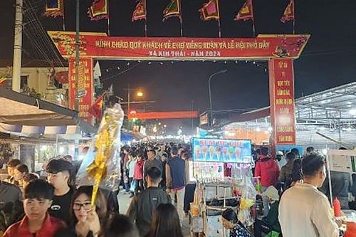 Nam Định: Hàng nghìn người đổ về chợ Viềng đầu năm