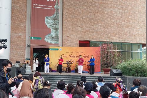 Đông đảo công chúng trải nghiệm văn hóa Hội An tại Hà Nội