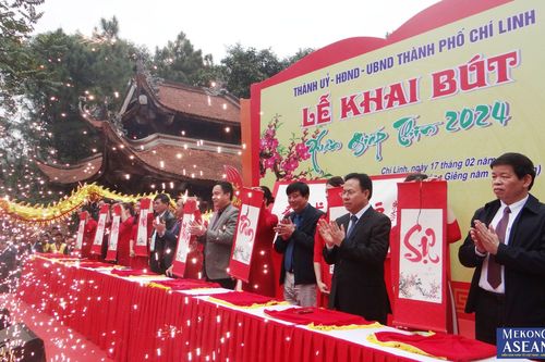 Khai bút xuân Giáp Thìn 2024 tại đền thờ Chu Văn An ở Hải Dương