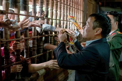 Thò tay qua khe cửa giành manh chiếu trong hội Đúc Bụt ở Vĩnh Phúc