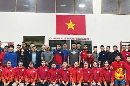 Vui xuân nhưng không quên việc chính