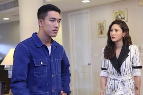 Đi làm về, chồng ném món quà Tết của công ty xuống bàn và nói một câu gây hoang mang