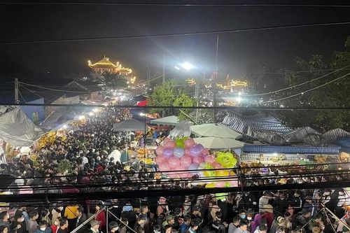 00h 'biển' người ùn ùn kéo về chợ Viềng mọi ngả đường kín chỗ