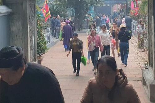 Hàng nghìn người chen chân cầu bình an ở đền Bà Hải