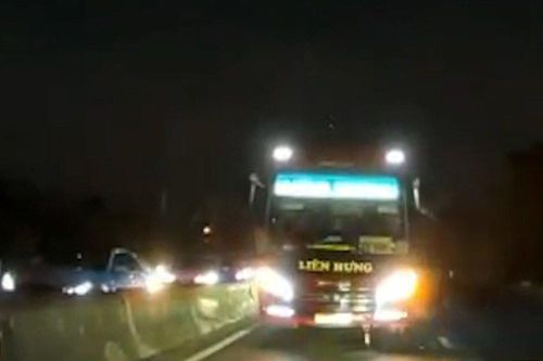 Xử phạt lái xe đi ngược chiều trên Quốc lộ 1 vì vội đón khách