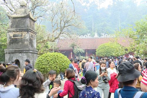 Hàng nghìn người đi lễ đầu năm nơi đất Tổ