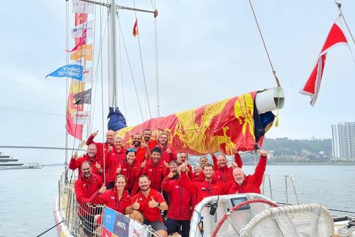 Những đội đua thuyền buồm Clipper Race đầu tiên cập bến Hạ Long
