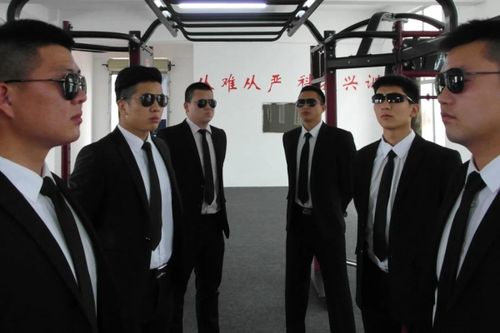 Thuê vệ sĩ để trông 'ngầu' khi về quê ăn Tết và cái kết bất ngờ