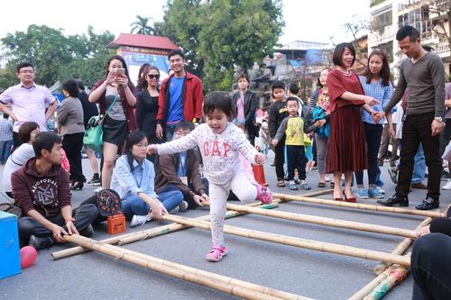 Người Hà Nội đón Xuân nhẹ nhàng, tươi vui