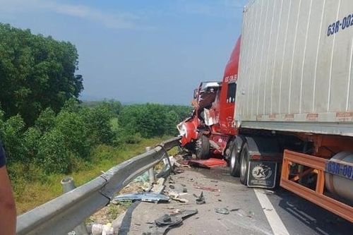 Tai nạn giao thông ngày 18/2/2024: Ôtô tông nhau trên cao tốc, 2 người tử vong