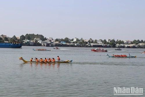 Sôi nổi giải đua thuyền truyền thống trên sông Đồng Nai