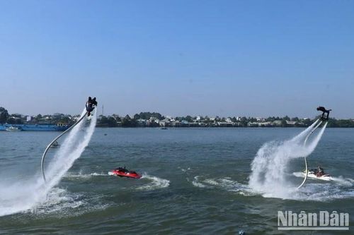 Mãn nhãn với màn biểu diễn Fly Board trên sông Đồng Nai