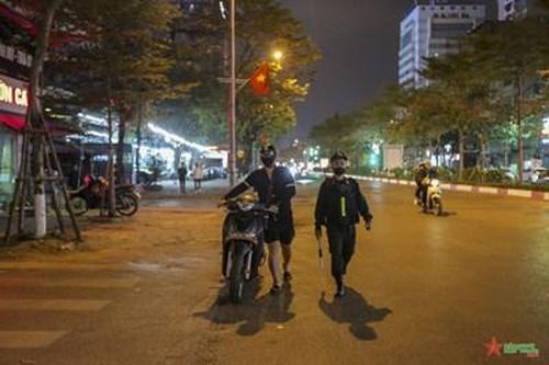 Hà Nội: Lực lượng chức năng tăng cường kiểm tra vi phạm nồng độ cồn, nhiều tài xế còn chống đối