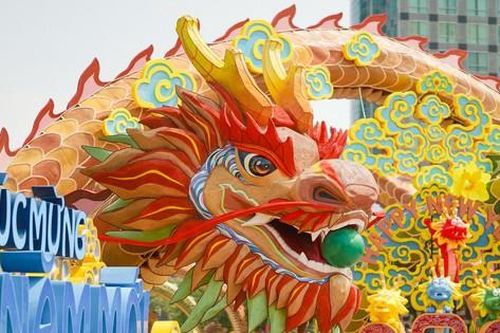 Hai linh vật rồng ở Đường hoa Nguyễn Huệ (TP. HCM) sẽ được trưng bày tới hết tháng Giêng
