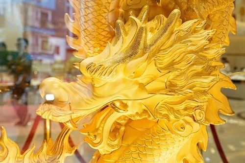 Ngắm tượng rồng dát vàng 9999 chờ khách 'chốt đơn' vía Thần Tài