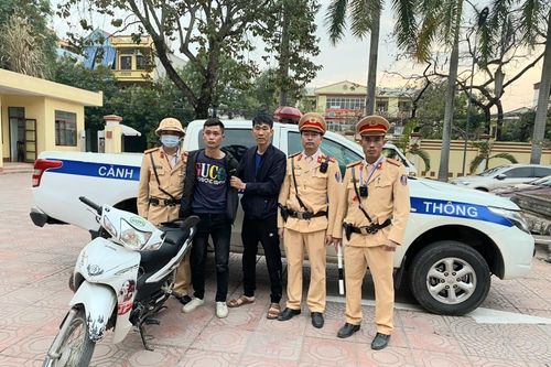 Cảnh sát giao thông bắt nóng đối tượng trộm cắp tài sản