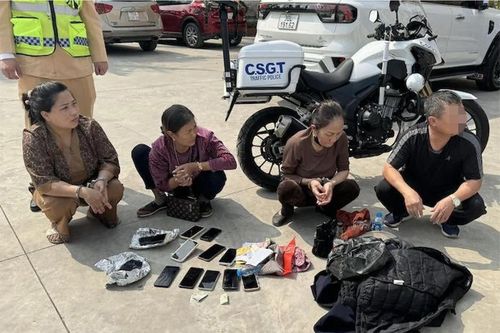 Bắt nhóm 'nữ quái' chuyên móc túi tại lễ hội ở Quảng Ninh