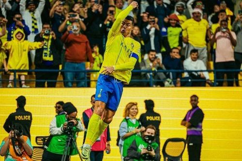 Ronaldo thăng hoa, vượt Messi ở thống kê 'lạ'