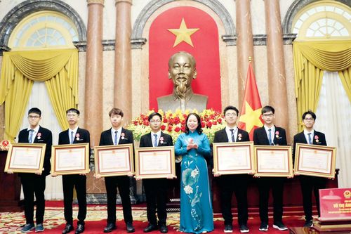 Giáo dục có trọng trách nặng nề và vẻ vang