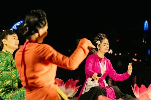 Mùa lễ hội và ký ức nguồn cội