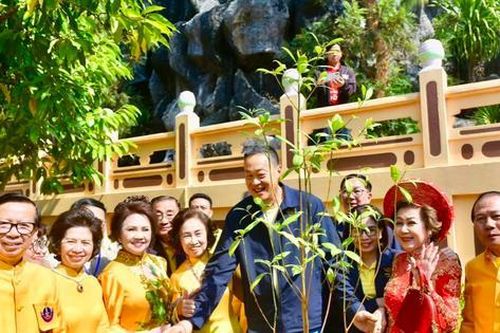 Thủ tướng Thái Lan Srettha trồng cây tại Khu tưởng niệm Chủ tịch Hồ Chí Minh