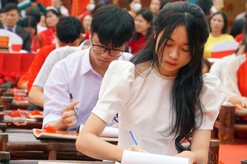 Thầy và trò ở Hải Phòng thi viết thư pháp tại Đền trạng Lê Ích Mộc