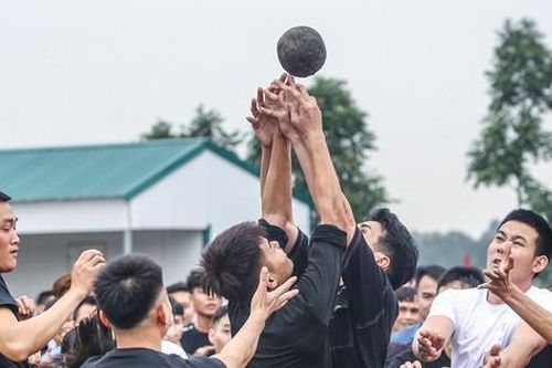 Hàng trăm thanh niên nháo nhào lao vào giành co quyết liệt ở lễ hội cướp cầu