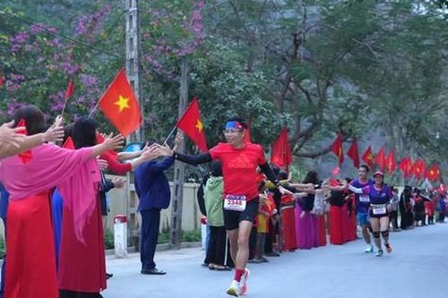 Hơn 800 vận động viên tham gia giải chạy Marathon ở huyện biên giới xứ Nghệ