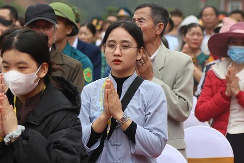 Nghìn du khách thích thú check-in mây mù phủ trắng Am Ngọa Vân ngày đầu xuân