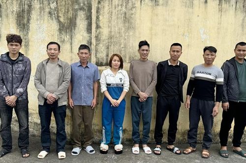 Bắt 8 đối tượng đánh bạc thu giữ gần 40 triệu đồng