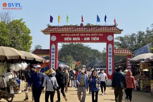 Du khách đổ về huyệt đạo thiêng tại Thanh Hóa ngày 'mở cổng trời'
