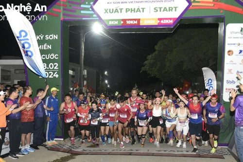 Hơn 800 vận động viên chính thức xuất phát tranh tài tại Giải Marathon 'Ky Son Win Vietnam Moutain 2024'