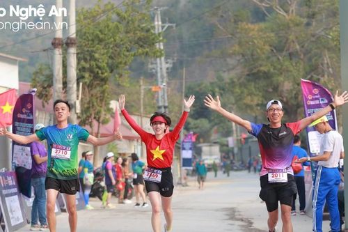 Những hình ảnh ấn tượng trên đường chạy Marathon Kỳ Sơn