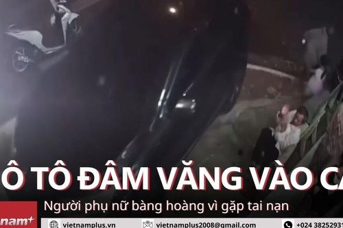 Ôtô mất lái 'ủi' hàng loạt xe máy, đâm văng người đang đứng bên đường