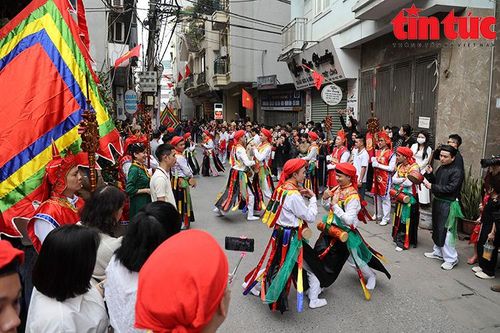 Trai làng Triều Khúc tô son, đánh phấn múa 'con đĩ đánh bồng'