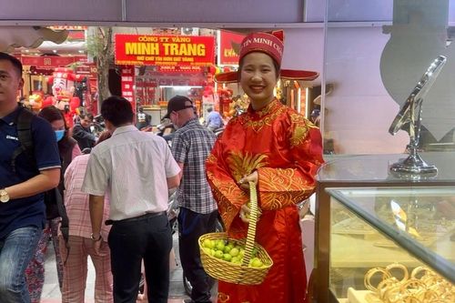 Cận ngày vía Thần tài: Cơ sở lớn 'hút' khách, độ vênh giá vàng vẫn cao