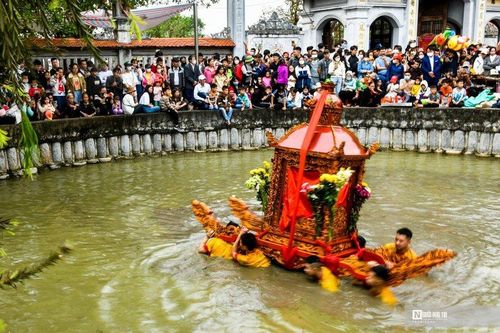 Độc đáo rước kiệu 'bay' qua sông, quay giữa giếng chùa