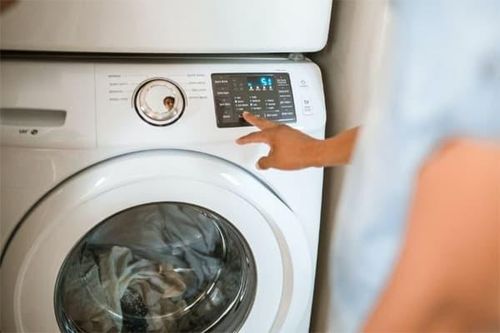 Quần áo giặt rồi vẫn còn mùi hôi? Thủ thuật tiện lợi này sẽ giải quyết vấn đề đó