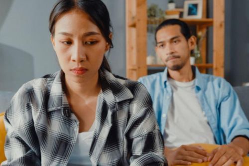 Thấy bố đi chơi về khuya, con gái 7 tuổi cảm thán 1 câu mà tôi ứa nước mắt còn chồng thì giật mình